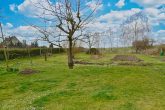 Viel Platz + DG Ausbaupotential, 2 Garagen, großes Grundstück 2.700 m2, IHRE CHANCE! - Blick in den Garten, nur teilweise eingezäunt