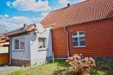 Viel Platz + DG Ausbaupotential, 2 Garagen, großes Grundstück 2.700 m2, IHRE CHANCE! - Aussenfoto Rückseite