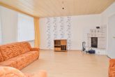 Viel Platz + DG Ausbaupotential, 2 Garagen, großes Grundstück 2.700 m2, IHRE CHANCE! - Wohnzimmer Blick vom Flur