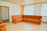 Viel Platz + DG Ausbaupotential, 2 Garagen, großes Grundstück 2.700 m2, IHRE CHANCE! - Wohnzimmer Blick vom Kinderzimmer