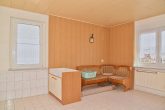 Viel Platz + DG Ausbaupotential, 2 Garagen, großes Grundstück 2.700 m2, IHRE CHANCE! - Essküche Blick zur Sitzecke