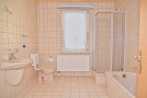 Viel Platz + DG Ausbaupotential, 2 Garagen, großes Grundstück 2.700 m2, IHRE CHANCE! - Badezimmer
