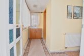 Viel Platz + DG Ausbaupotential, 2 Garagen, großes Grundstück 2.700 m2, IHRE CHANCE! - Blick vom Eingang