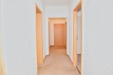 Viel Platz + DG Ausbaupotential, 2 Garagen, großes Grundstück 2.700 m2, IHRE CHANCE! - Flur mittig im Haus