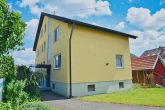 3 Wohnungen + 1 Büro/Praxis, ruhige Lage in Pfuhl, Doppelgarage, Garten, Keller, Stellplätze - Gartenseite mit Blick zum Hauseingang