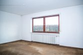 BESICHTIGUNG Mi. 15.04. Solide und großzügig, mit viel Platz, Ausbaupotential DG, Garten, Garage - EG - Großes Elternschlafzimmer