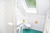 Ferienwohnungen, Mehrgenerationenhaus, ruhige Lage, sehr guter Zustand, neue Heizung, PV, Garagen - DG  Duschbad