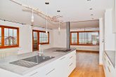MIETERFREI, 3 Fam.haus, Garagen, renoviert, ruhige Lage, Heizung neu 2018, PV + Speicher - OG  Kücheninsel