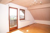 Gemütliches Haus, Garten, Garage, ruhige ländliche Lage, Einkauf innerhalb 1 km - DG  - Wohnzimmer Blick zum Balkon