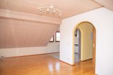 Gemütliches Haus, Garten, Garage, ruhige ländliche Lage, Einkauf innerhalb 1 km - DG  - Wohnzimmer Blick zur Küche und zum Flur