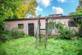Klein aber fein! Teilrenoviert, aber renovierungsbedürftig! Nähe S-Bahn BITTE LESEN! - Blick von der Seite auf Nebengebäude Garage