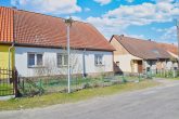 Ihr neues zuHAUSe, großes Grundstück, Nebengebäude, viel Potential! JETZT LESEN! - Aussenfoto von der Straße
