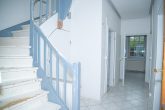 Süßes romantisches Häuschen - Siedlungslage, S-Bahnanschluss vor Ort - JETZT pers. Termin anfragen! - EG  Flur und Treppe zum DG