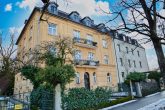 VERKAUFT! Stilvoller Altbau, 3-Zi. Hochparterre, modernisiert, großer Keller, Garten, Nähe Nymphenburg - Aussenbild Straßenseite / Richtung Schloßkanal
