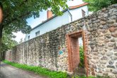 Viel Platz für Kreativität, Büros, Praxis, Therapie, Event, Gastronomie, Gewerbe PLUS Potential - Blick von hinten über die Stadtmauer zum hinteren Gebäude