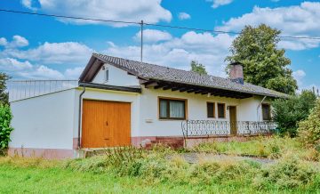 Bungalow-Stil, renovierungsbedürftig, attraktives großes Grundstück. Bitte Details lesen!, 78126 Königsfeld im Schwarzwald, Einfamilienhaus