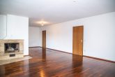 Solide und großzügig gebaut, viel Platz PLUS Ausbaupotential im DG, sehr gute Lage - EG - Wohnzimmer