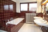 Solide und großzügig gebaut, viel Platz PLUS Ausbaupotential im DG, sehr gute Lage - EG - Badezimmer
