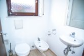 Solide und großzügig gebaut, viel Platz PLUS Ausbaupotential im DG, sehr gute Lage - EG - Gäste-WC