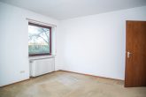 Solide und großzügig gebaut, viel Platz PLUS Ausbaupotential im DG, sehr gute Lage - EG - Kinder-/Gästezimmer 1