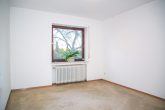 Solide und großzügig gebaut, viel Platz PLUS Ausbaupotential im DG, sehr gute Lage - EG - Kinder-/Gästezimmer 2