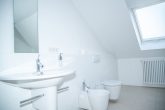 Solide und großzügig gebaut, viel Platz PLUS Ausbaupotential im DG, sehr gute Lage - Dachgeschoss - Badezimmer