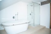 Solide und großzügig gebaut, viel Platz PLUS Ausbaupotential im DG, sehr gute Lage - Dachgeschoss - Badezimmer