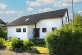 Solide und großzügig gebaut, viel Platz PLUS Ausbaupotential im DG, sehr gute Lage - Vorderansicht