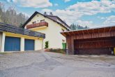 3 Fam.haus, renoviert, ruhig, Waldrand, Heizung 2018, PV + Speicher, Garagen, ohne Mieter LESEN - Aussenansicht Nordseite Garage Carport