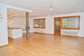 3 Fam.haus, renoviert, ruhig, Waldrand, Heizung 2018, PV + Speicher, Garagen, ohne Mieter LESEN - OG  Wohnzimmer Blick zum Balkon