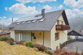 3 Fam.haus, renoviert, ruhig, Waldrand, Heizung 2018, PV + Speicher, Garagen, ohne Mieter LESEN - Aussenansicht  Blick auf Garagendach