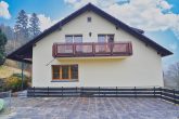 3 Fam.haus, renoviert, ruhig, Waldrand, Heizung 2018, PV + Speicher, Garagen, ohne Mieter LESEN - Aussenansicht  vom Garagendach aus