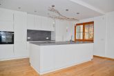 3 Fam.haus, renoviert, ruhig, Waldrand, Heizung 2018, PV + Speicher, Garagen, ohne Mieter LESEN - OG  Blick auf die Kücheninsel