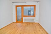 3 Fam.haus, renoviert, ruhig, Waldrand, Heizung 2018, PV + Speicher, Garagen, ohne Mieter LESEN - OG  Kinderzimmer mit Tür zum Balkon