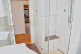 3 Fam.haus, renoviert, ruhig, Waldrand, Heizung 2018, PV + Speicher, Garagen, ohne Mieter LESEN - OG Dusche im Bad