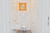 3 Fam.haus, renoviert, ruhig, Waldrand, Heizung 2018, PV + Speicher, Garagen, ohne Mieter LESEN - OG  WC