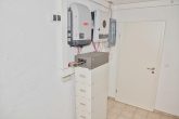 3 Fam.haus, renoviert, ruhig, Waldrand, Heizung 2018, PV + Speicher, Garagen, ohne Mieter LESEN - PV-Anlage Steuerung und Speicher