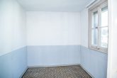 Kleines Haus mit Garten und Garage mit viel Potential, stark renovierungsbedürftig! - OG Zimmer / Kammer hinter Bad
