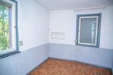 Kleines Haus mit Garten und Garage mit viel Potential, stark renovierungsbedürftig! - OG Kinderzimmer / Kammer links
