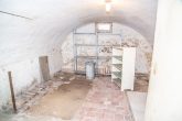 Kleines Haus mit Garten und Garage mit viel Potential, stark renovierungsbedürftig! - KELLER Gewölbekeller