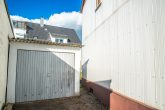 Kleines Haus mit Garten und Garage mit viel Potential, stark renovierungsbedürftig! - Garage