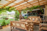 Wohlfühlen im Dorf nur 1 Min. von der Stadt entfernt, 6 Zi., Garten, Garage, Carports - Überdachte Terrasse /  Sitzecke im Garten