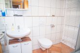 Wohlfühlen im Dorf nur 1 Min. von der Stadt entfernt, 6 Zi., Garten, Garage, Carports - EG - Bad mit Dusche (Einliegerwhg.)