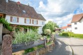 Wohlfühlen im Dorf nur 1 Min. von der Stadt entfernt, 6 Zi., Garten, Garage, Carports - Ruhige Dorflage