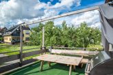 Wohlfühlen im Dorf nur 1 Min. von der Stadt entfernt, 6 Zi., Garten, Garage, Carports - Großer Balkon im OG