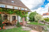 Wohlfühlen im Dorf nur 1 Min. von der Stadt entfernt, 6 Zi., Garten, Garage, Carports - Ein Garten zum Wohlfühlen