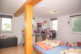 Wohlfühlen im Dorf nur 1 Min. von der Stadt entfernt, 6 Zi., Garten, Garage, Carports - EG - Großes Wohn- und Schlafzimmer  (Einliegerwhg.)