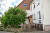 Wohlfühlen im Dorf nur 1 Min. von der Stadt entfernt, 6 Zi., Garten, Garage, Carports - Blick auf Haupteingang zur Einliegerwohnung im EG
