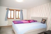 Wohlfühlen im Dorf nur 1 Min. von der Stadt entfernt, 6 Zi., Garten, Garage, Carports - OG - Schlafzimmer 2