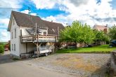 Wohlfühlen im Dorf nur 1 Min. von der Stadt entfernt, 6 Zi., Garten, Garage, Carports - Rückseite  ca. 4 Stellplätze geschottert